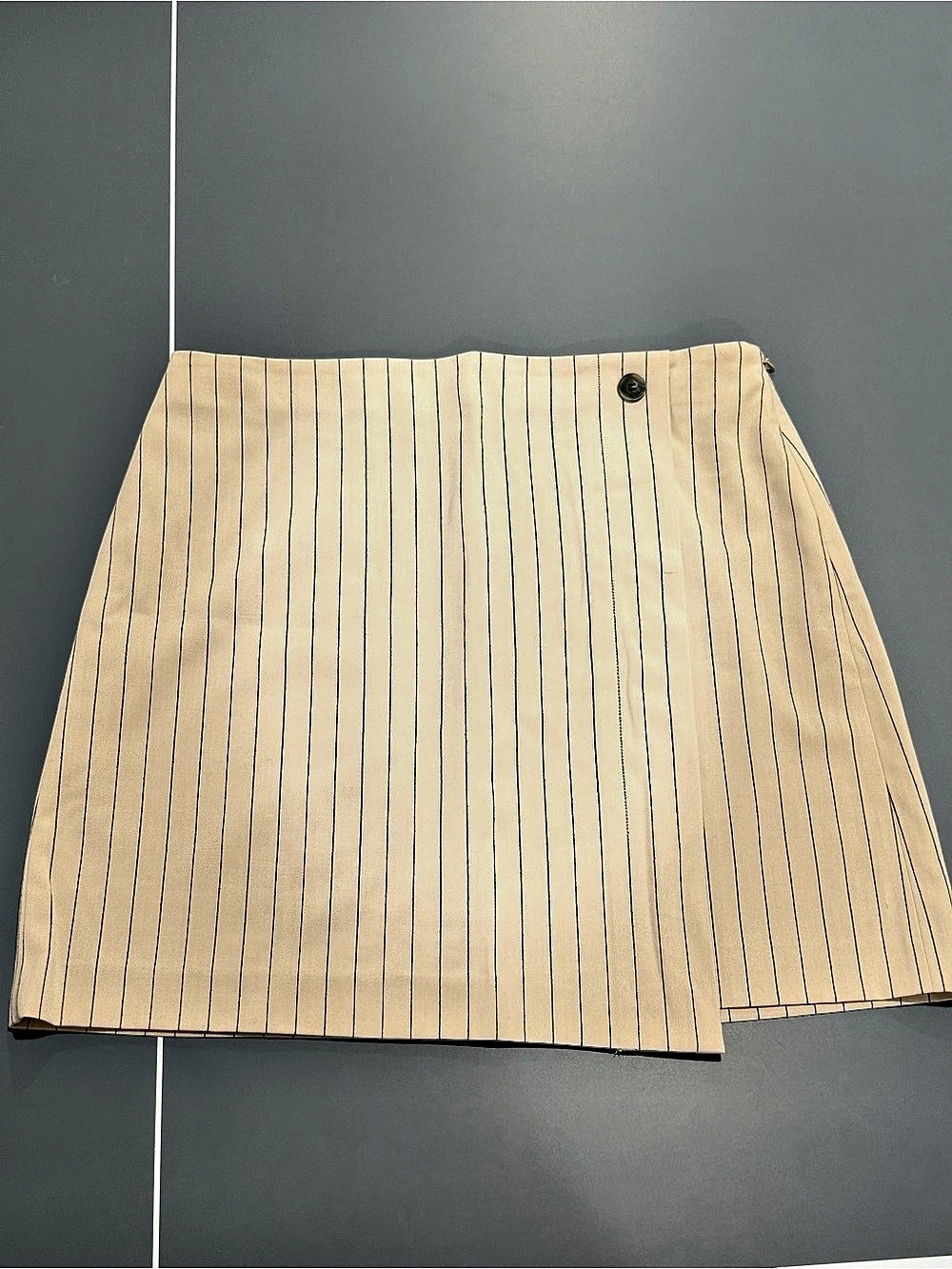 LOFT Striped Mini Skirt in Beige & Black Size 10 Like New